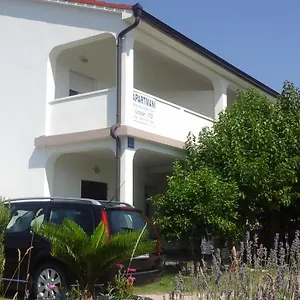 Apartment Holiday S&M, Lopar